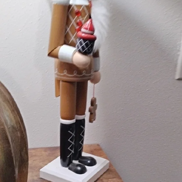 Wooden Nutcracker Chef with Cupcake Christmas Nutcracker Vintage - Picture 7 of 10